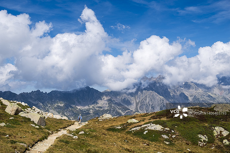 在法国阿尔卑斯山脉夏蒙尼地区的Grand Balcon Nord徒步旅行的单人旅行者图片素材