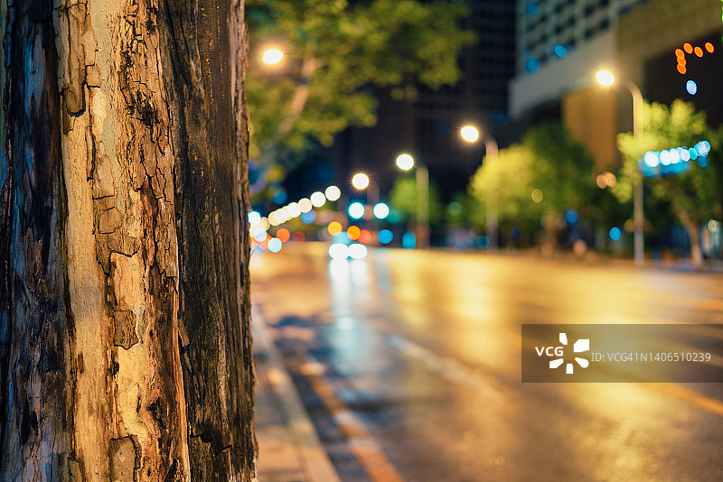 城市街道在夜晚的散焦图像图片素材