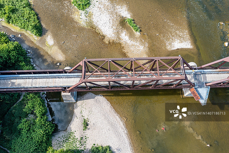 加拿大布兰特福德格兰德河的空中铁路桥图片素材