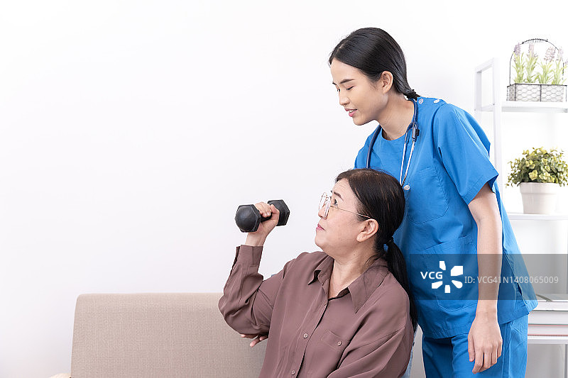 家庭保健亚洲女护士照顾运动与女老年病人。图片素材