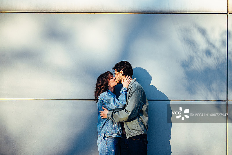 户外接吻情侣肖像图片素材