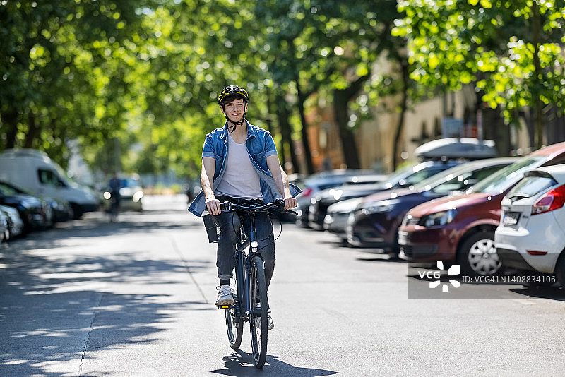 年轻人在城市里骑自行车图片素材