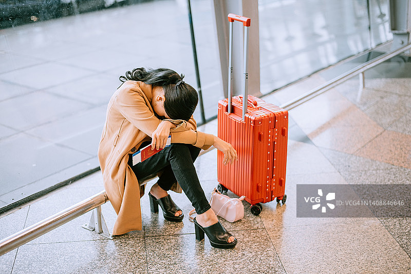 当航班在机场取消时，年轻的亚洲女性感到沮丧和沮丧图片素材
