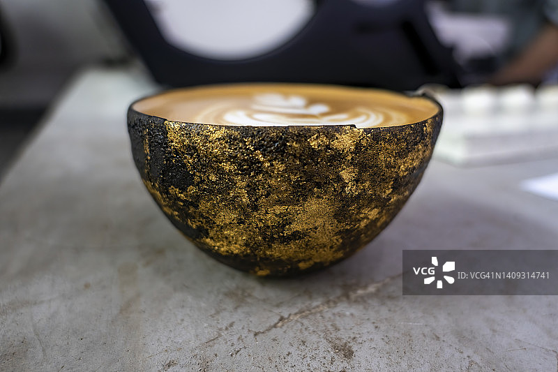 镶金陶瓷杯拿铁咖啡图片素材