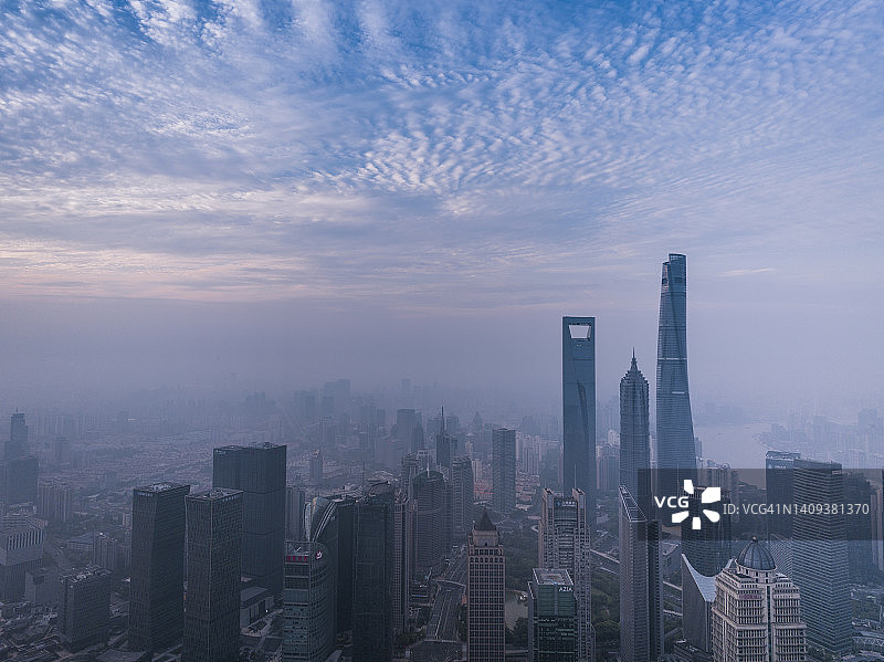 早晨现代上海天际线的鸟瞰图图片素材