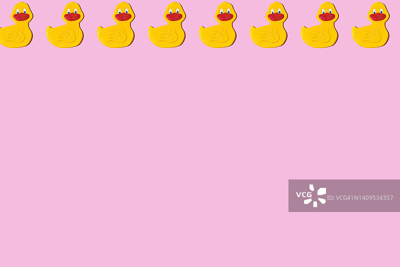 黄色橡皮鸭的图案为沐浴的幼儿和婴儿，在顶部，在粉红色的背景。玩具概念，童年，玩耍，洗澡，小鸭，玩耍和放松。图片素材