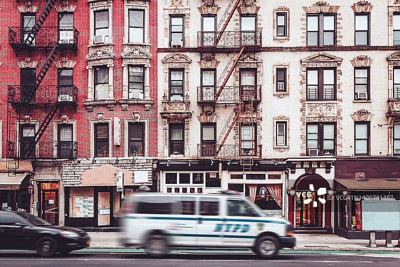 纽约警局的一辆警车正行驶在曼哈顿SoHo街区的街道上。图片素材