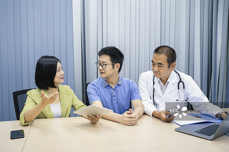 亚洲护理经理协助客户与医生沟通图片素材
