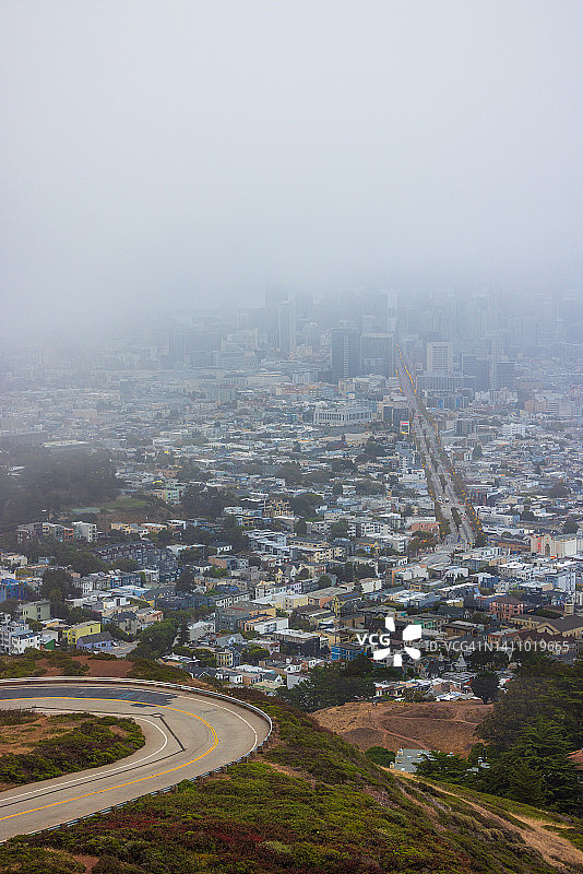 旧金山被两座山峰的浓雾笼罩图片素材
