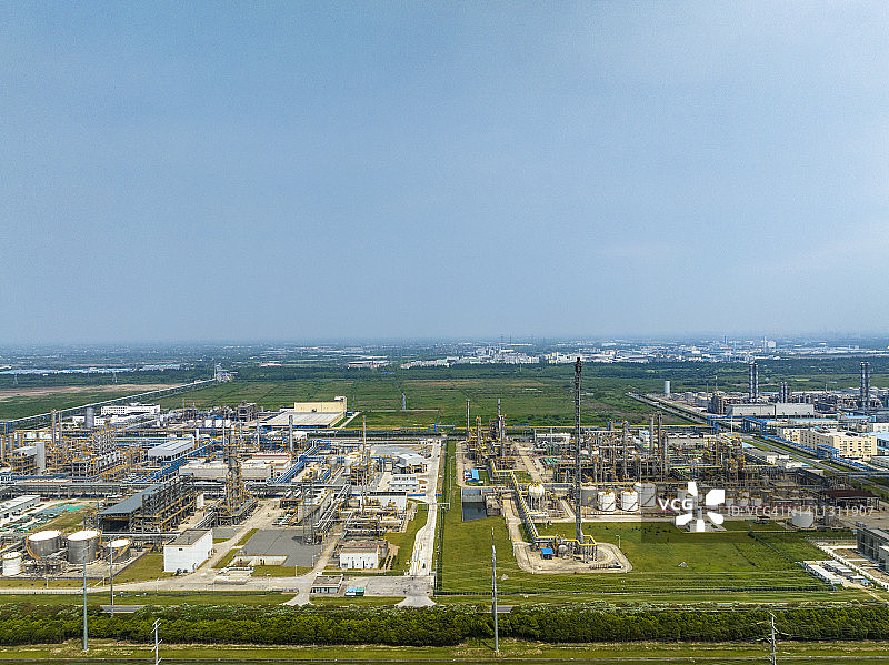 从空中鸟瞰炼油厂、油罐和化工厂，工厂、工业和能源概念。图片素材
