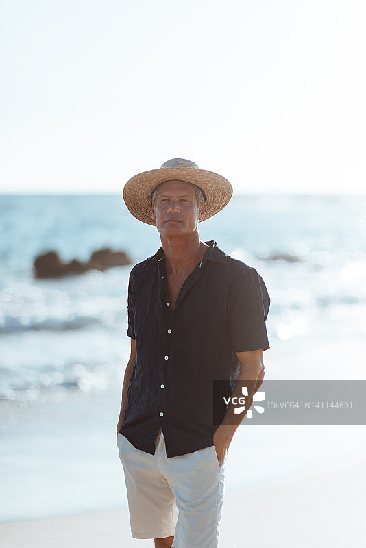 帅气成熟的男人站在墨西哥海滩上图片素材