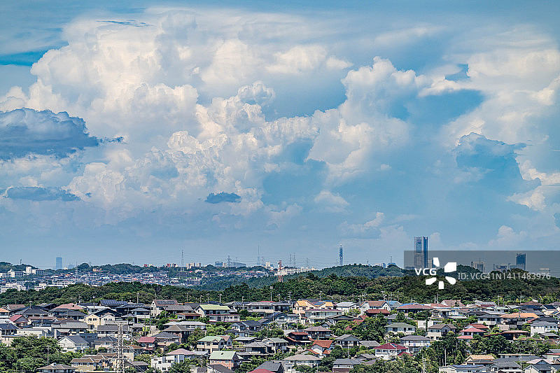 在日本神奈川的住宅区上空，夏日的云朵图片素材