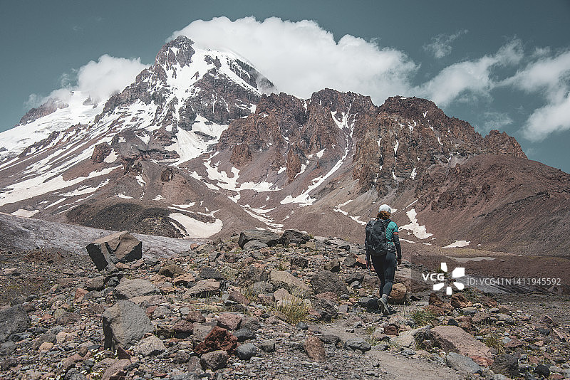 在大高加索山脉徒步前往卡兹别克峰。Stepantsminda,格鲁吉亚图片素材
