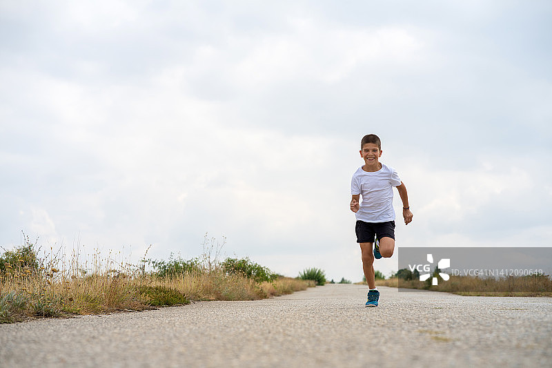 跑步的男孩图片素材