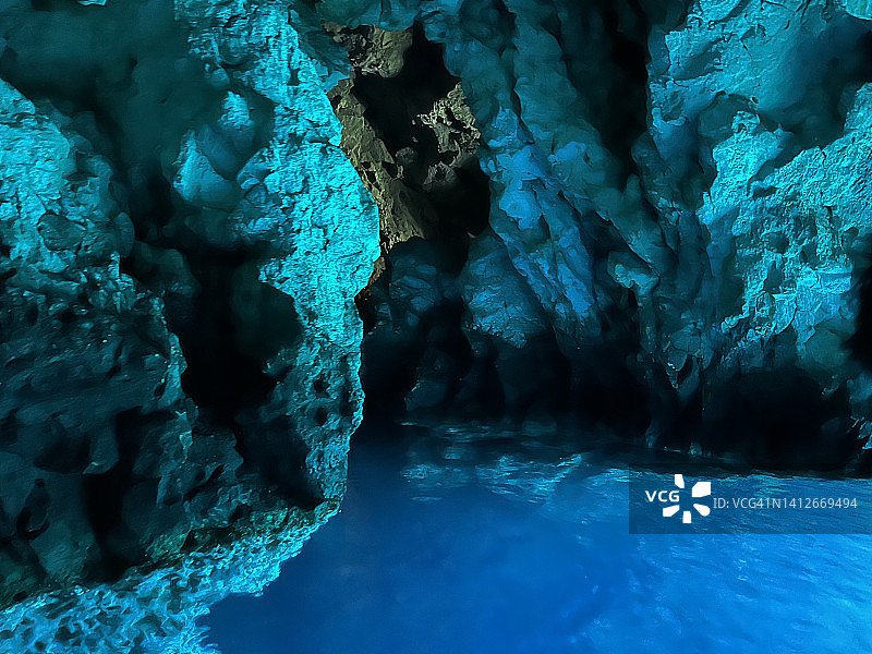 蓝色的洞穴图片素材