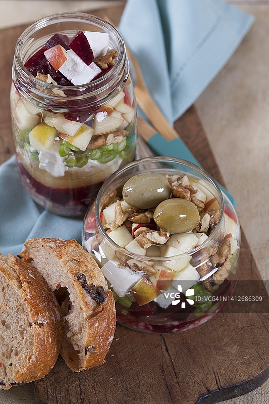 甜菜根配山羊奶酪、苹果、核桃、橄榄和洋葱，装在玻璃罐里图片素材