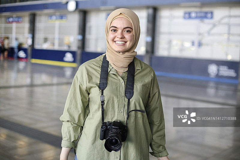 微笑的中东女游客在车站图片素材