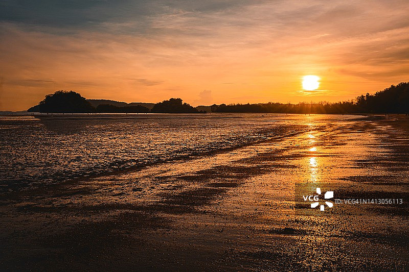 日落时海滩上的风景图片素材