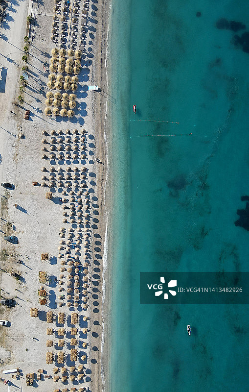 无人机拍摄的阿尔巴尼亚爱奥尼亚海岸的夏季海滩度假胜地的雨伞，罗施图片素材