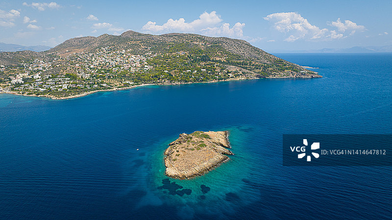 希腊，阿提卡，拉夫提港海岸附近小岛的航拍照片图片素材