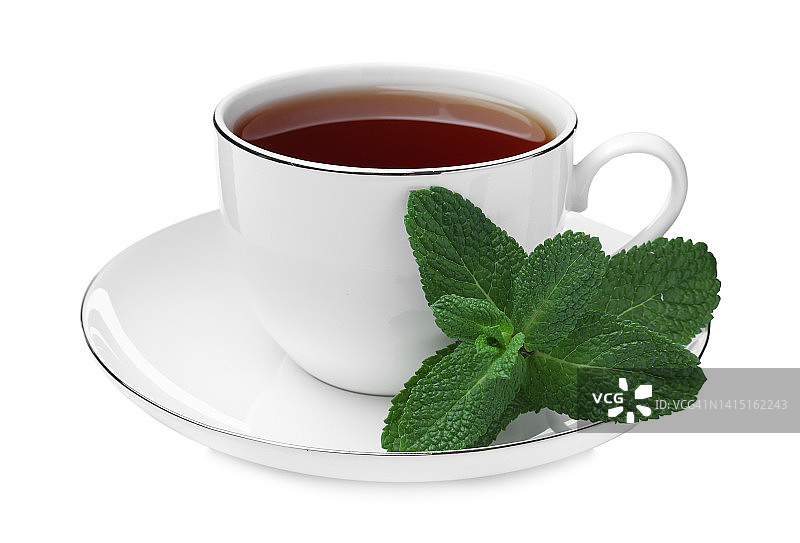 一杯芳香的红茶，白色的底衬上清新的薄荷图片素材