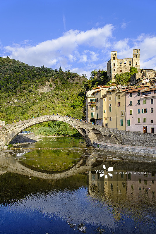 意大利，利古里亚，Dolceacqua，尼维亚河上的维奇奥桥图片素材