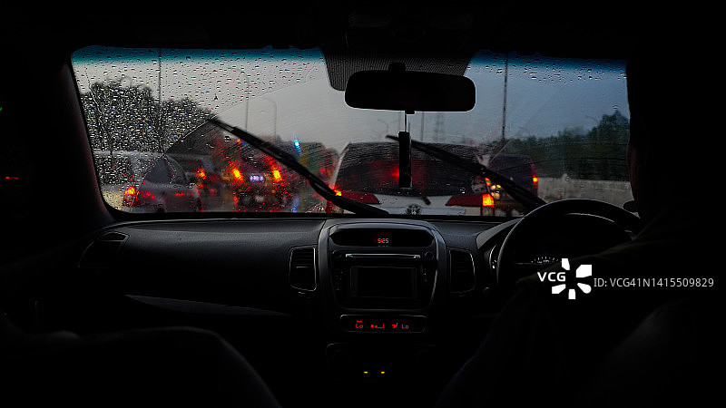 雨中离焦的车灯图片素材