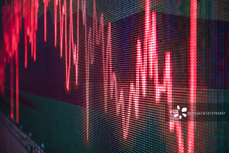 大LED屏幕上的股票走势红线图片素材