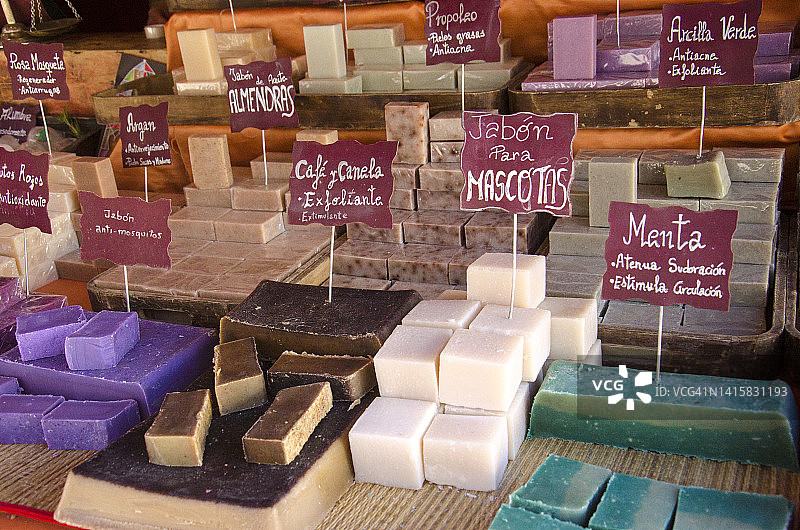 街市摊位上陈列的手工肥皂图片素材