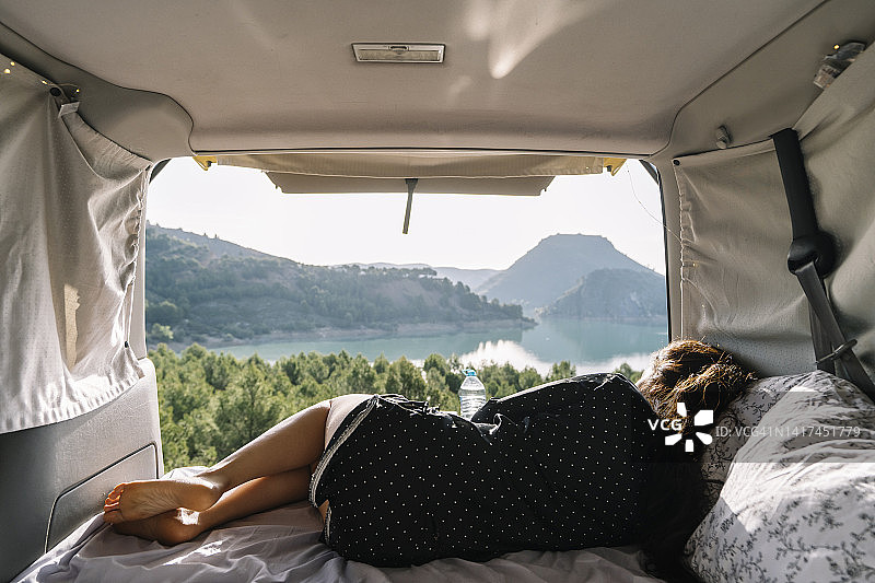 度假时在面包车里放松的女人图片素材