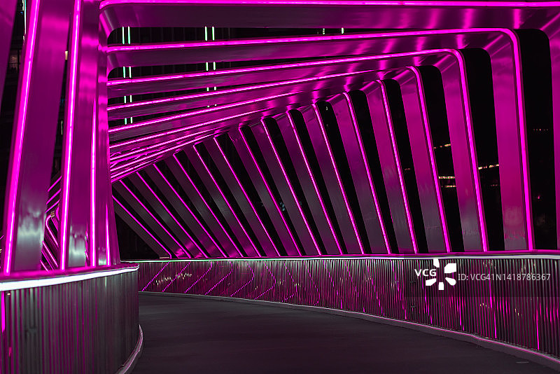人行天桥夜间照明效果图片素材