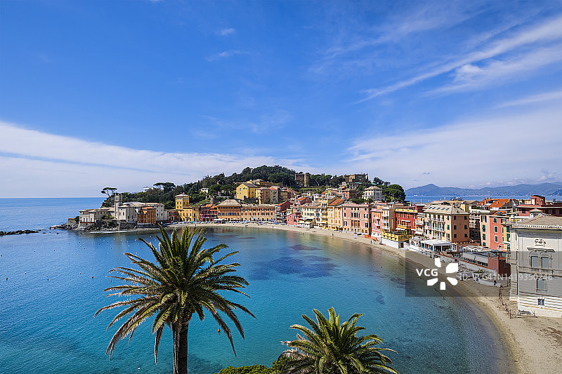 位于Sestri Levante的Baia del Silenzio(沉默湾)，周围是特色的彩色建筑——意大利利古里亚图片素材