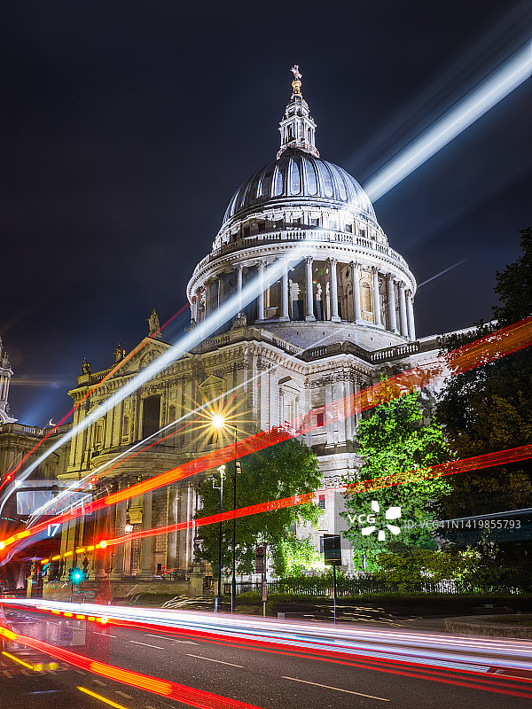 伦敦双层巴士在夜晚呼啸而过圣保罗大教堂图片素材