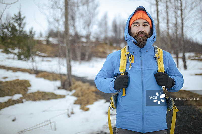 一幅登山运动员在冰岛群山中游览的肖像。ISL图片素材