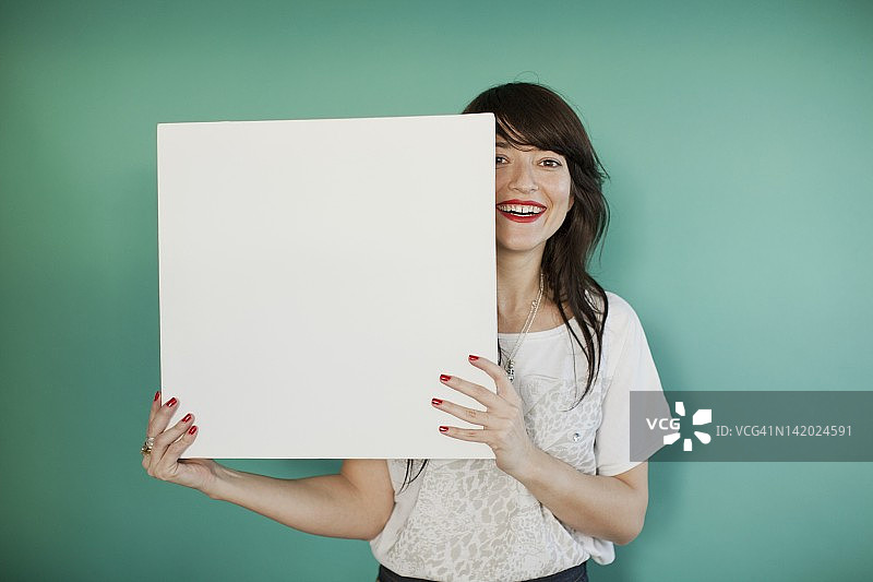 女人拿着空白的白板图片素材