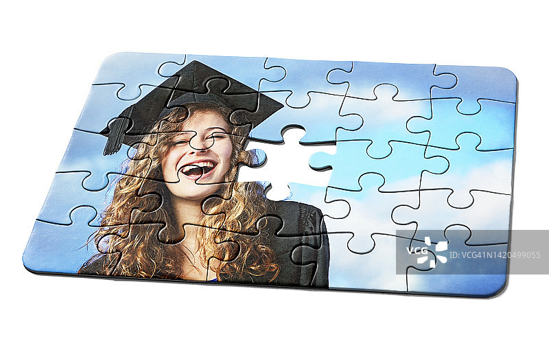 教育拼图:拼图描绘了一个微笑快乐的毕业生，缺失的一块代表一个有待解决的问题图片素材