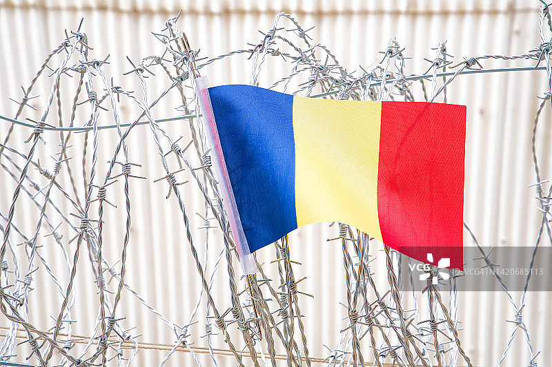 罗马尼亚国旗挂在铁丝网上图片素材