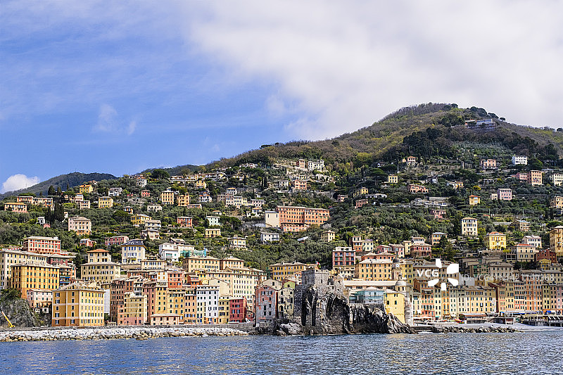来自海上的卡莫格利的彩色建筑-利古里亚，意大利图片素材