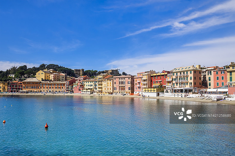 它位于Sestri Levante的Baia del Silenzio(沉默湾)，被意大利利古里亚特色的彩色建筑包围图片素材
