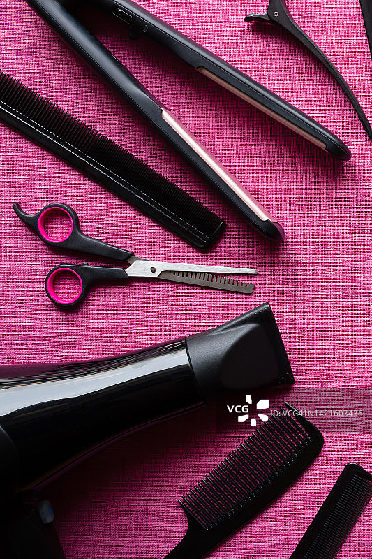 理发师工具在一个粉红色的背景和空间的文本图片素材