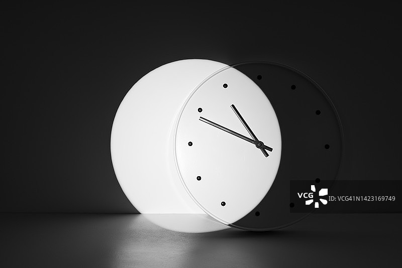 聚光灯在黑暗中关注时钟的时间图片素材