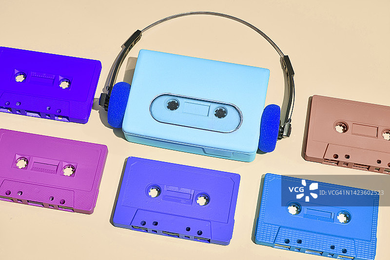 蓝色便携式盒式音频播放器在柔和的背景图片素材