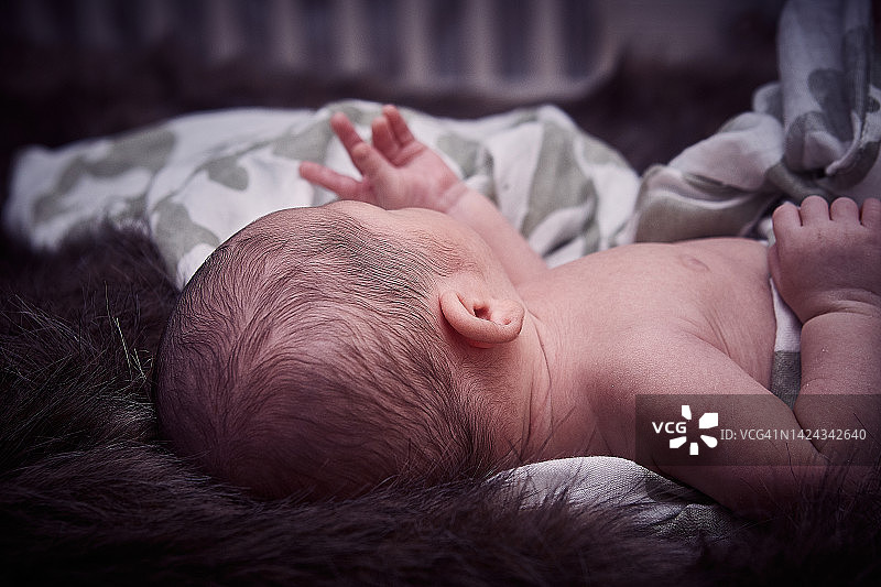 刚出生的男婴在睡觉图片素材