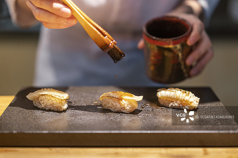 特写厨师做握寿司图片素材