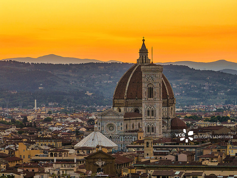 意大利佛罗伦萨大教堂广场的鸟瞰图。圣玛丽亚大教堂，日出时分著名的佛罗伦萨大教堂。图片素材