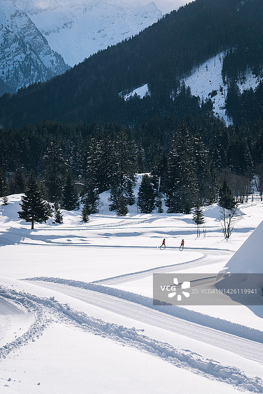 越野滑雪道的鸟瞰图，2名滑雪者图片素材