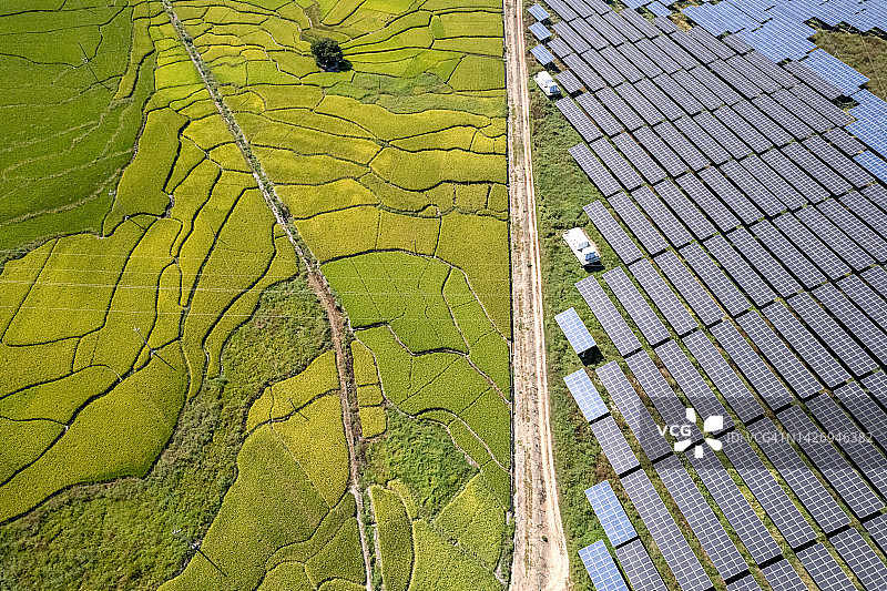 农场水田和太阳能发电厂鸟瞰图图片素材