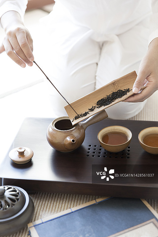 制茶、茶具、中国传统茶艺、茶文化、精美香炉、蒲团、中国传统书籍图片素材