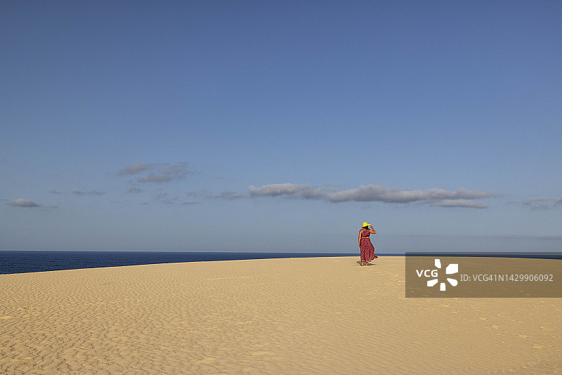 一名游客在欧洲西班牙加那利岛富埃特文图拉的Corralejo自然公园的沙丘上欣赏风景图片素材