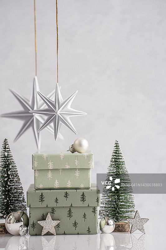 灯光背景上的圣诞装饰。星星，礼物盒，圣诞树小玩意。圣诞节的气氛。图片素材